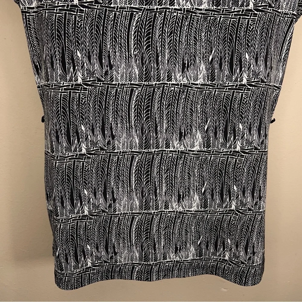 SMALL EAST 5th BLACK WHITE SHORT SLEEVE TOP FEATHER PRINT STRETCH